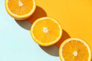 Renkli arka planda olgun lezzetli portakallar içeren kompozisyon, yakın plan