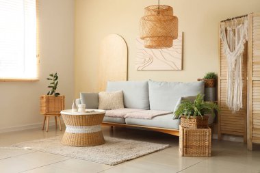 Rahat kanepesi ve sehpası olan modern bir oda.