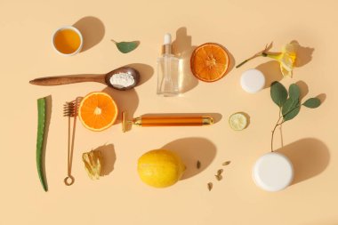 Yüz masajı silindiri ve bej arka planda kozmetik maske için doğal malzemeler