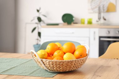 Mutfaktaki masada limon ve portakallı sepet.