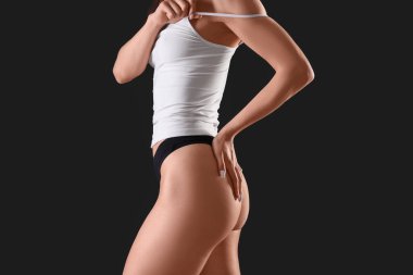 Siyah arka planda iç çamaşırlı güzel bir kadın.