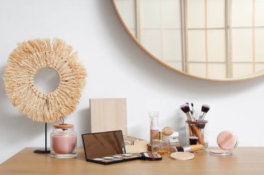 Odadaki makyaj masasında dekoratif kozmetik ürünler.