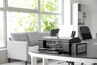 Modern yazıcı şık ofisteki masada.