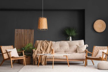 Oturma odasında koltuk ve kahve masası olan bir kanepe.