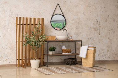 Ahşap perdeli ve dekoratif zeytin ağacıyla modern banyo.