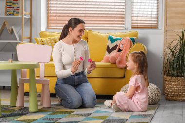 Ofiste mektupları telaffuz eden küçük tatlı bir kızı olan kadın konuşma terapisti.