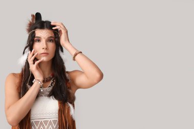 Işıklı arka planda güzel bir kadın şaman