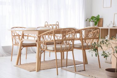 Modern şık yemek odasının içi.