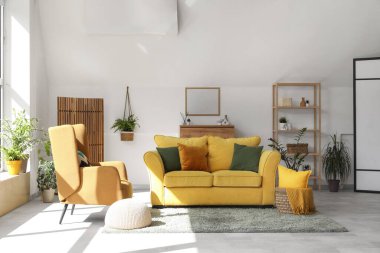 Koltuğu ve koltuğu olan modern bir oda.