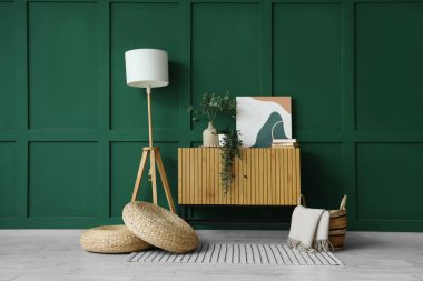 Okaliptüs dallarının lambası, resmi ve vazosu güzel odadaki çekmecelerin üzerinde.