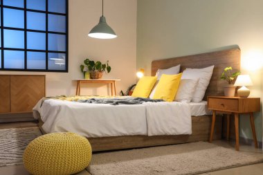 Yatak odasının içi, rahat yatak odası, puf ve parlak lambalar.