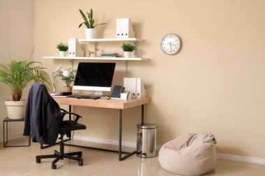 Çalışma yeri, modern bilgisayar ve koltuğu olan şık bir ofis.