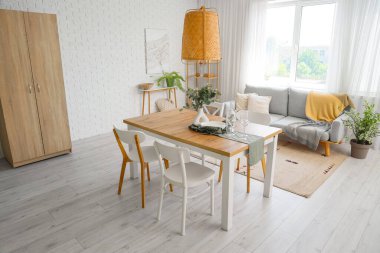 Yemek masası ve kanepesi olan ışık odasının içinde.