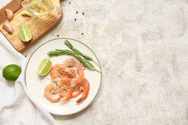 Lezzetli haşlanmış karides tabağı ve gri arka planda farklı baharatlar.