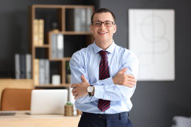 Ofisteki erkek muhasebecinin portresi