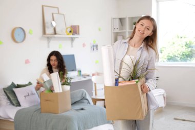 Yurt odasındaki karton kutulu kız öğrenci taşınma gününde