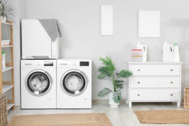 Çamaşır makineleri ve çekmeceleri olan bir çamaşırhane.