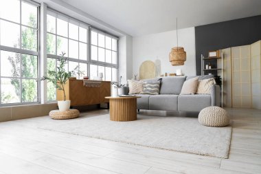 Kanepesi, masası ve yumuşak halısı olan şık bir oturma odası.