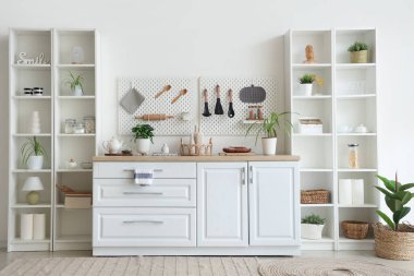 Rafa kaldırma üniteleri, mutfak tezgahı ve çivi tahtası