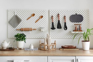 Mutfaktaki tahtanın üstünde.