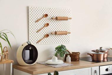 Mutfakta tezgah ve tahta var. Yakın çekim.