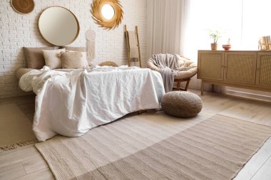 Yatak odası, yatak odası, yastık ve ayna.