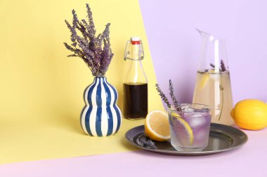 Renkli arka planda çiçekli taze lavantalı limonata.