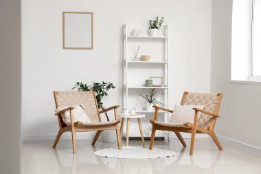 Koltukları ve raf ünitesi olan modern şık bir oturma odası.