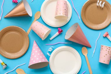 Renk arkaplanındaki doğum günü partisi için kağıt kullan-at masa eşyası ve dekor kompozisyonu