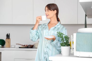genç kadın mutfakta kahve içme