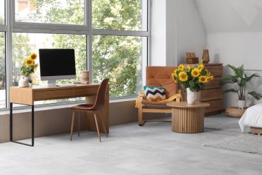 Samimi odanın içinde güzel ayçiçekleri