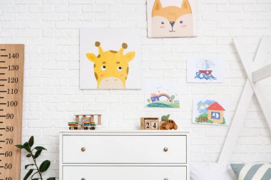 Tuvaleti, resimleri ve çizimleri olan çocuk odasının içi.