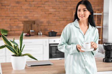 Mutfakta kahve olan kadın