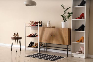 Kadın ayakkabıları, raf üniteleri ve çekmeceleri olan ışık odasının içinde.