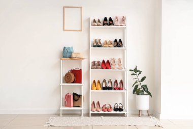 İçinde raf üniteleri, kadın ayakkabıları ve çantaları olan ışık odasının içi.