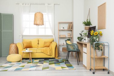 Çalışma odası, kanepe ve bitkilerle dolu bir oturma odası.