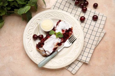 Bir parça lezzetli vişneli turta, peçete ve pembe grunge arkaplanda taze böğürtlen.