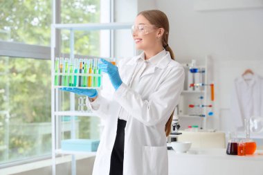 Laboratuvarda test tüpleri olan bir kadın kimyager.