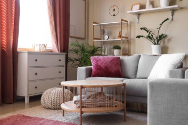 Oturma odasının içinde kanepeler, tuvalet ve pencereler var.