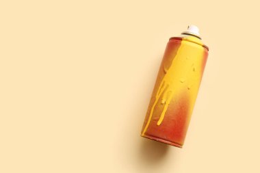 Bej arka planda sprey boya kutusu