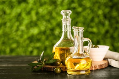 Açık havada, siyah ahşap masada taze zeytinyağı artığı.