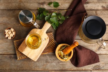 Ahşap zemin üzerinde havan mermisi ve lezzetli ıhlamur çayı.