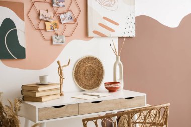 Duvarında kitap ve ruh hali tahtası asılı şık bir sanatçının çalışma alanı