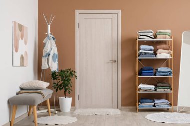 Raflarda ve aynalarda giysi yığını olan şık bir koridorun içi.