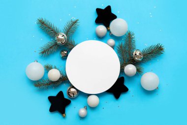 Boş kart, Noel baloları, konfeti ve mavi arka planda köknar dalları