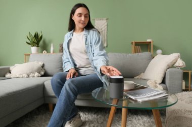 Evinde modern hava nemlendiricisi olan güzel bir kadın.