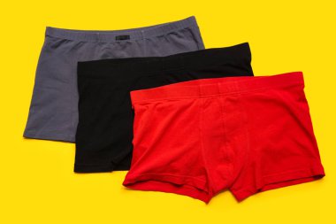 Sarı arka planda şık erkek şortları