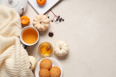 Beyaz arka planda yeşil çay, balkabağı ve süveter ile sonbahar kompozisyonu