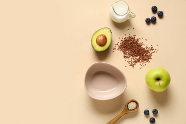 Tohumlu, sütlü ve bej arkaplanlı boş kase