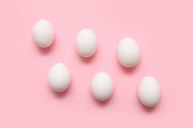 Pembe arka planda tavuk yumurtası